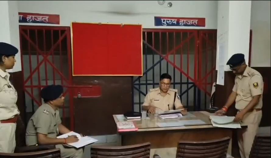 थाना जांच करते एसपी