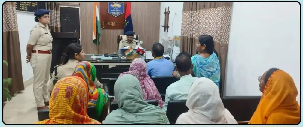 बगहा पुलिस अधीक्षक राजेश कुमार ने की जनसुनवाई, फरियादियों की समस्याएं सुनीं