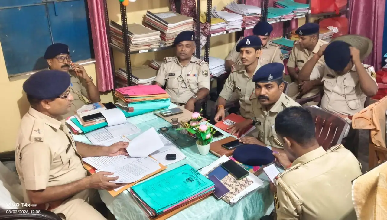 मैनाटांड इंस्पेक्टर ने की अपराध गोष्ठी: लंबित मामलों के निष्पादन-अनुसंधान में तेजी लाने का दिया निर्देश