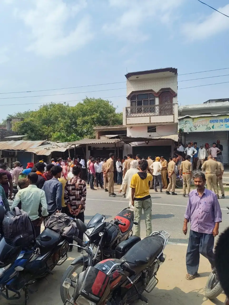 जच्चा बच्चा की मौत के बाद लोगों ने किया सड़क जाम फोटो