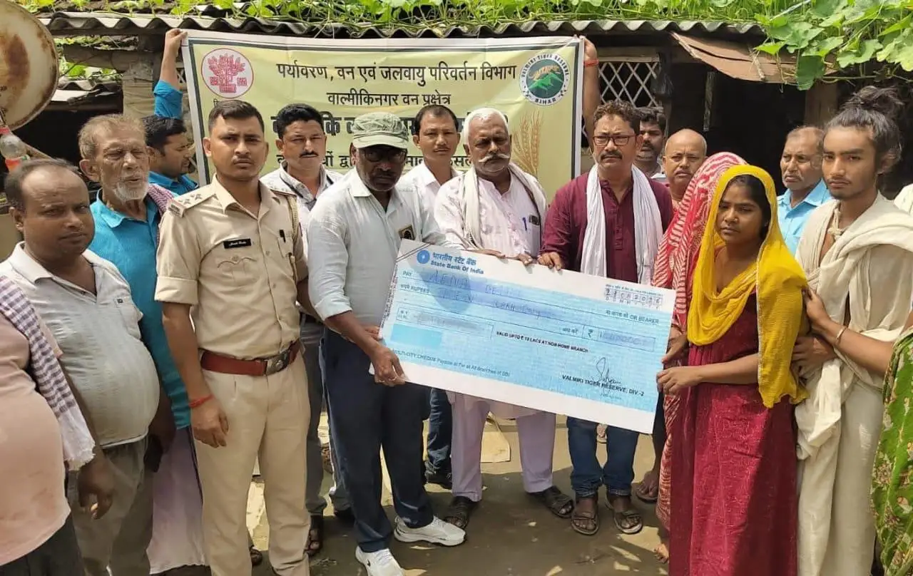 बाघ हमले में मृत किसान के परिजनों को वन विभाग ने सौंपा 10 लाख की अनुग्रह राशि
