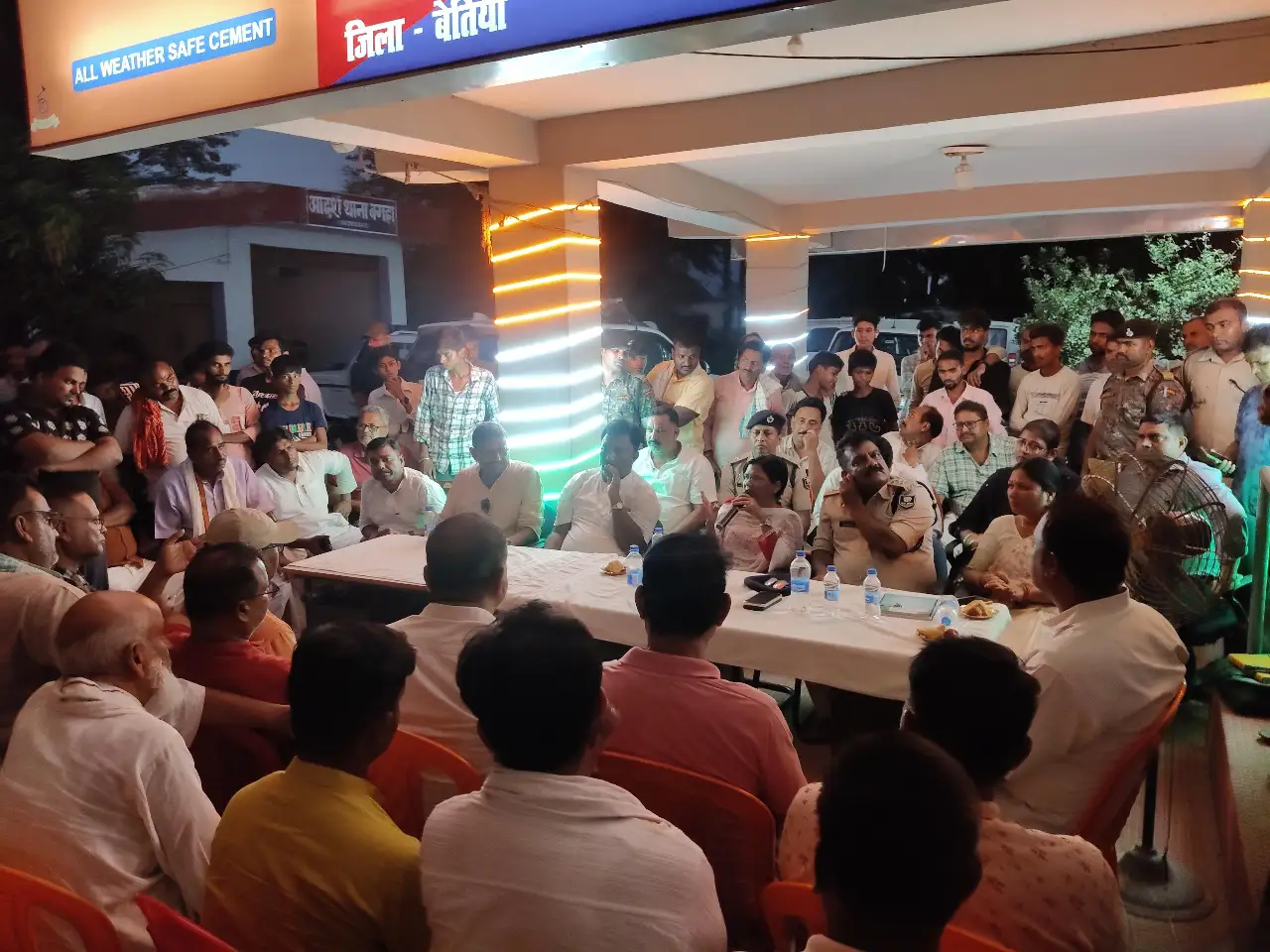 "शांति समिति की बैठक में मौजूद जनप्रतिनिधि, गणमान्य नागरिक एवं विभिन्न समुदायों के प्रतिनिधि