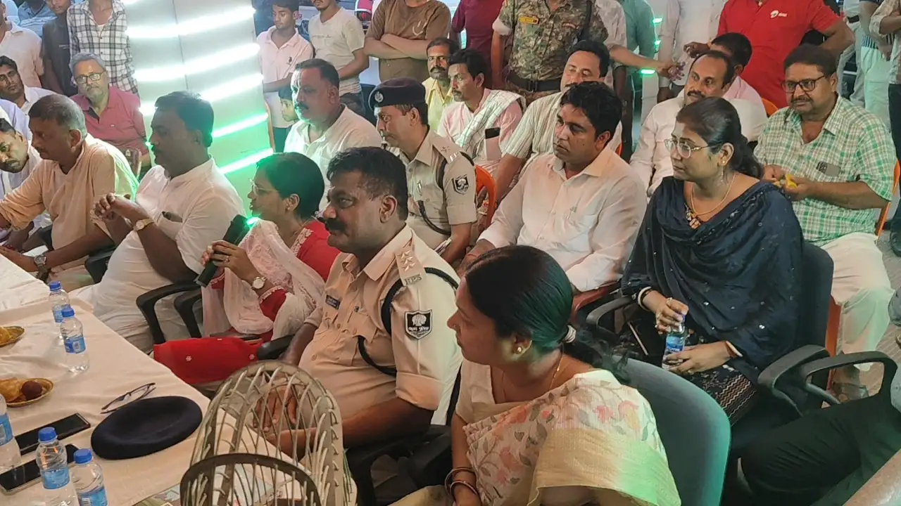 "रात्रि जुलूस पर रोक और नियमों के पालन की जानकारी देतीं एसडीएम चांदनी कुमार