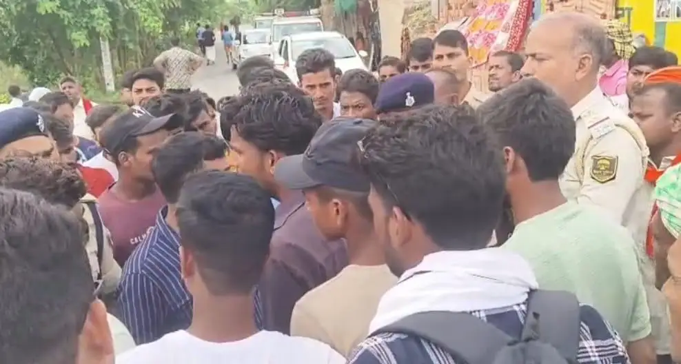रमपुरवा में बोलेरो की ठोकर से बाइक चालक की मौत, सवार गंभीर पटना रेफर