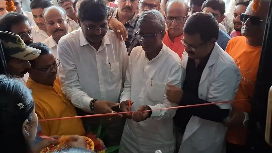 पश्चिम चंपारण सिविल सर्जन और बगहा विधायक राम सिंह नें फीता काटकर किया भव्य उद्घाटन साथ में phc प्रभारी डाक्टर राजेश सिंह