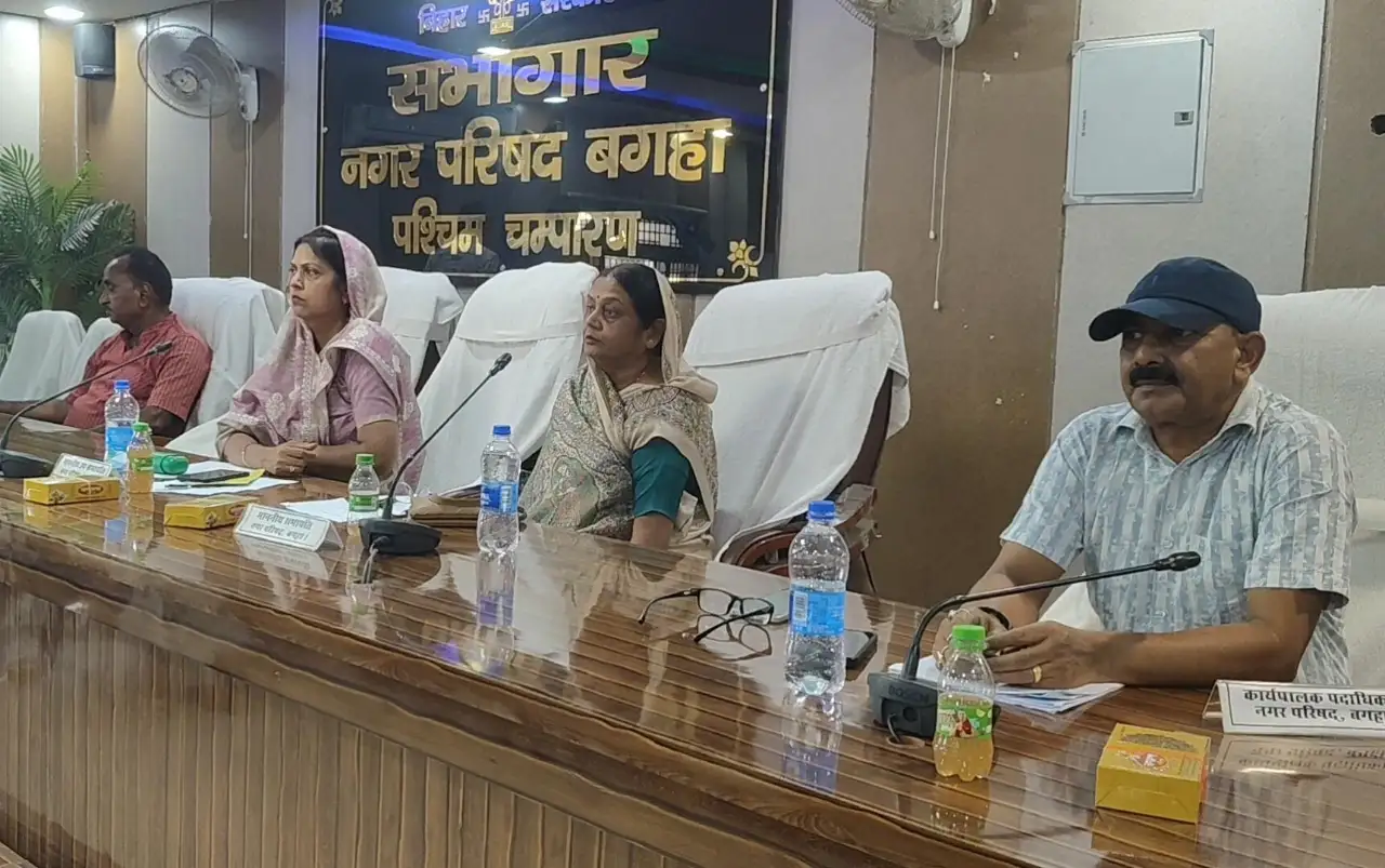 नगर परिषद कार्यालय में आयोजित बैठक में मौजूद सभापति, उपसभापति और वार्ड पार्षद