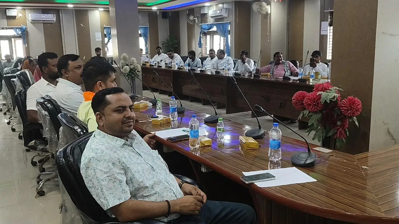 बैठक में नगर की समस्याओं और विकास योजनाओं पर मंथन करते जनप्रतिनिधि