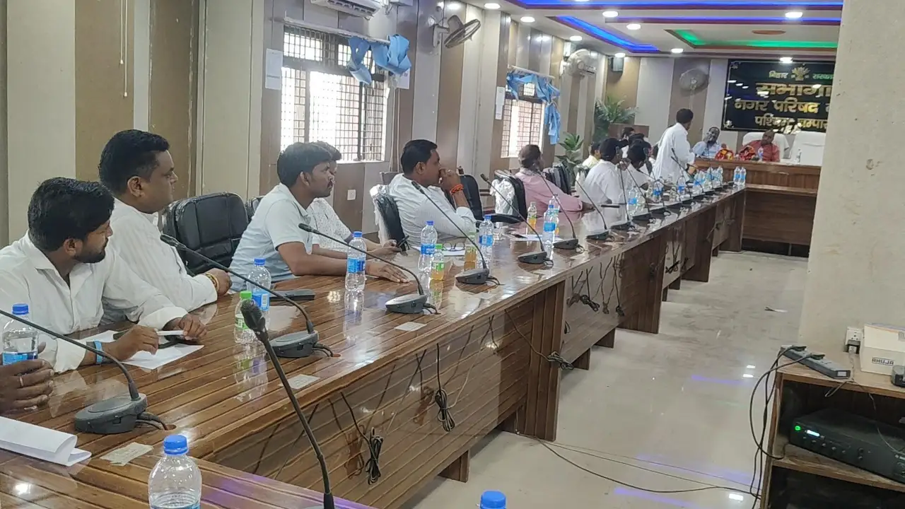 सशक्त स्थायी समिति की बैठक में उपस्थित वार्ड पार्षद और जनप्रतिनिधि
