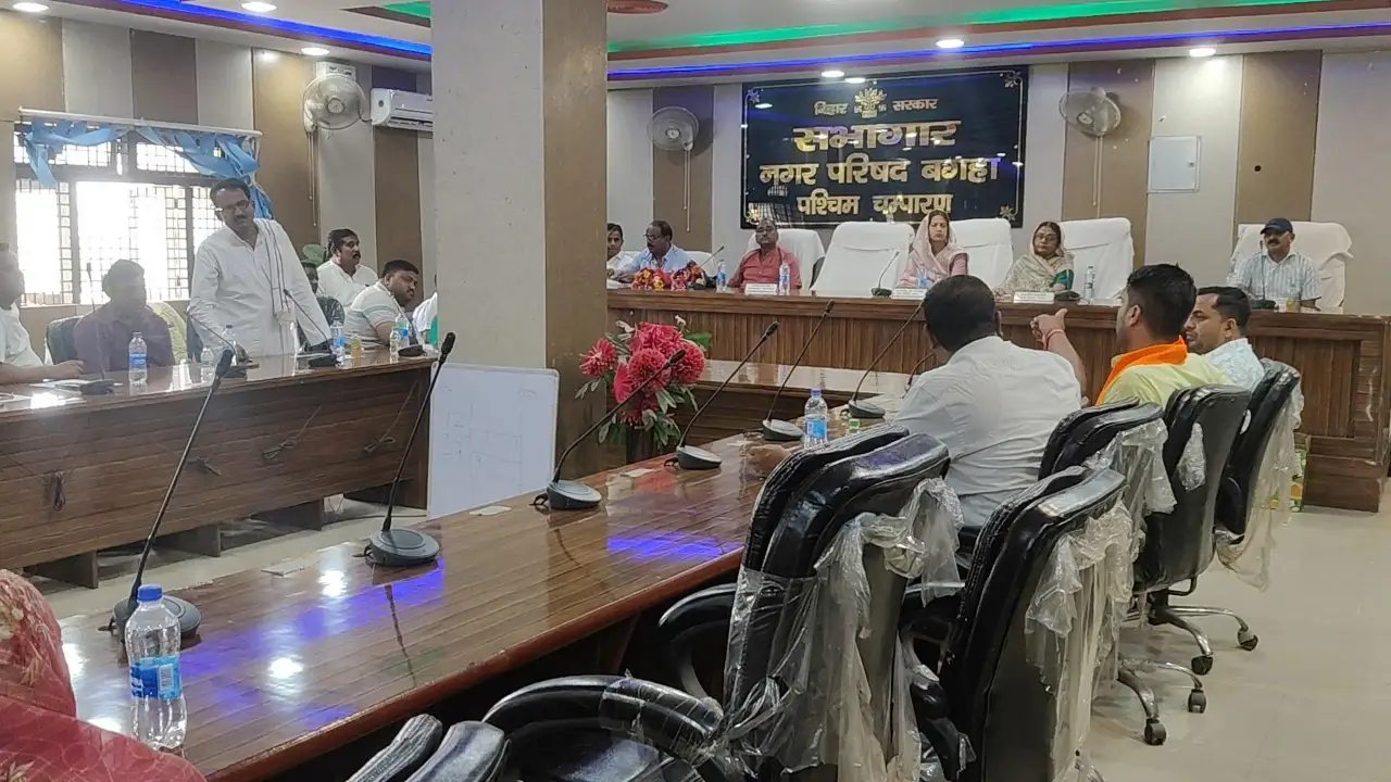 बैठक की अध्यक्षता करतीं नगर परिषद सभापति पुष्पा गुप्ता