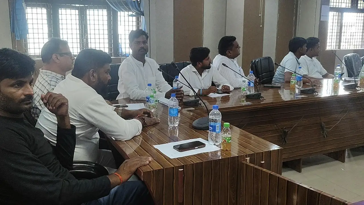 नगर परिषद की बैठक में विकास कार्यों की प्रगति पर चर्चा के दौरान उपस्थित अधिकारी व पार्षद