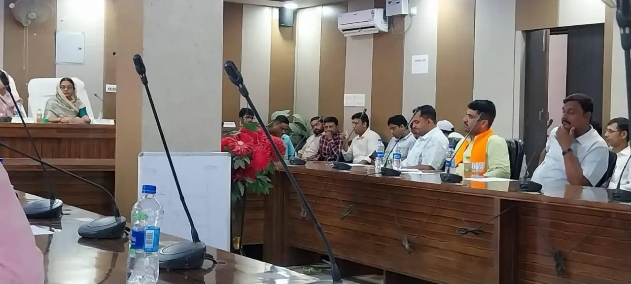 बगहा नगर परिषद की बैठक में जनहित के मुद्दों पर विचार-विमर्श करते जनप्रतिनिधि