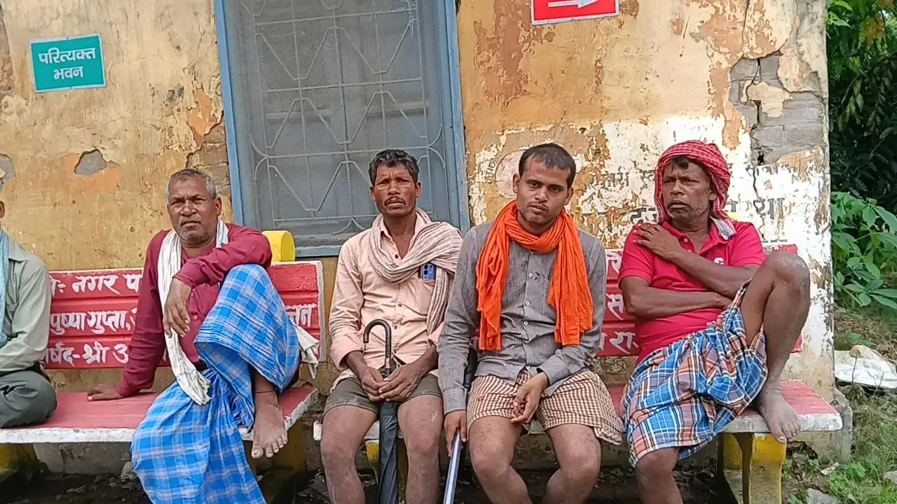 पोस्टमार्टम हाउस के बाहर बैठे परिजन