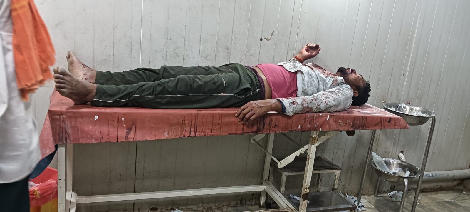 तेज रफ्तार बाइक की टक्कर से महिला समेत दो घायल, चालक बेतिया रेफर