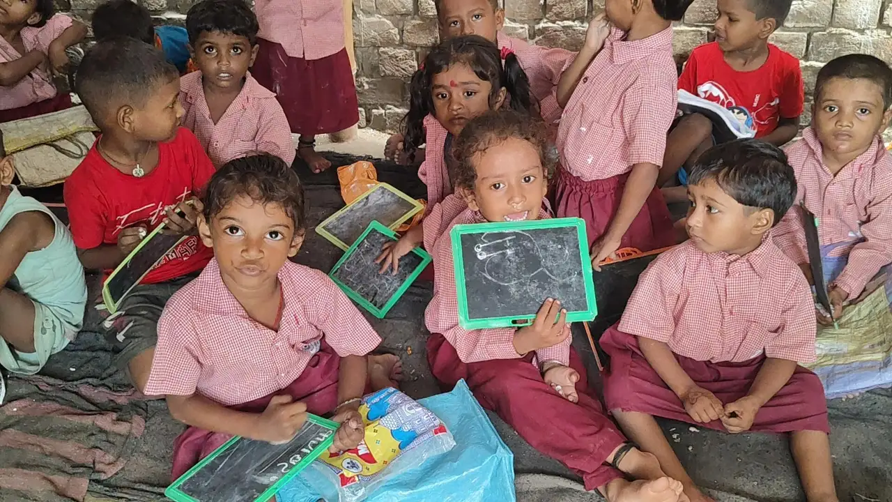 टीन की झोपड़ी में नौनिहालों की पाठशाला, पंखा तक नहीं; झाड़ियों में छिपा खतरा