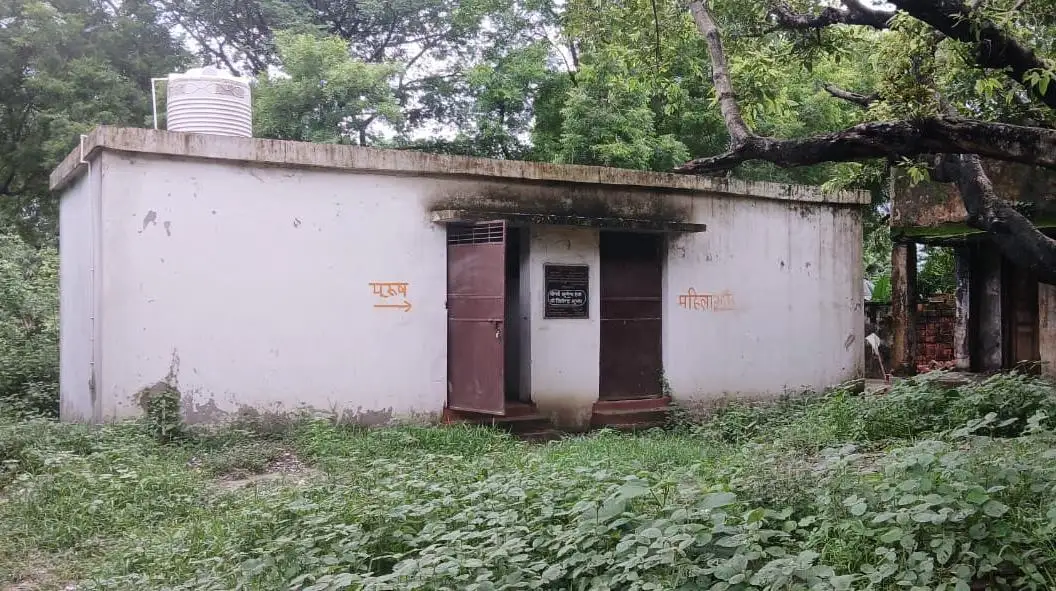 बदहाल स्तिथि में सार्वजनिक सौचालय।