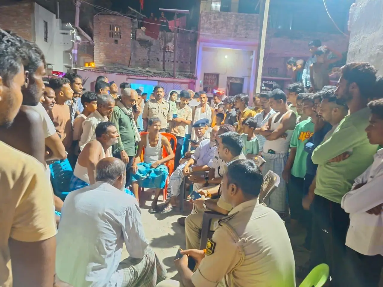 लोगो से संवाद करते प्रशिक्षु डीएसपी अंकित कुमार व सर्किल इंस्पेक्टर नीरज कुमार व प्रभारी थानाध्यक्ष