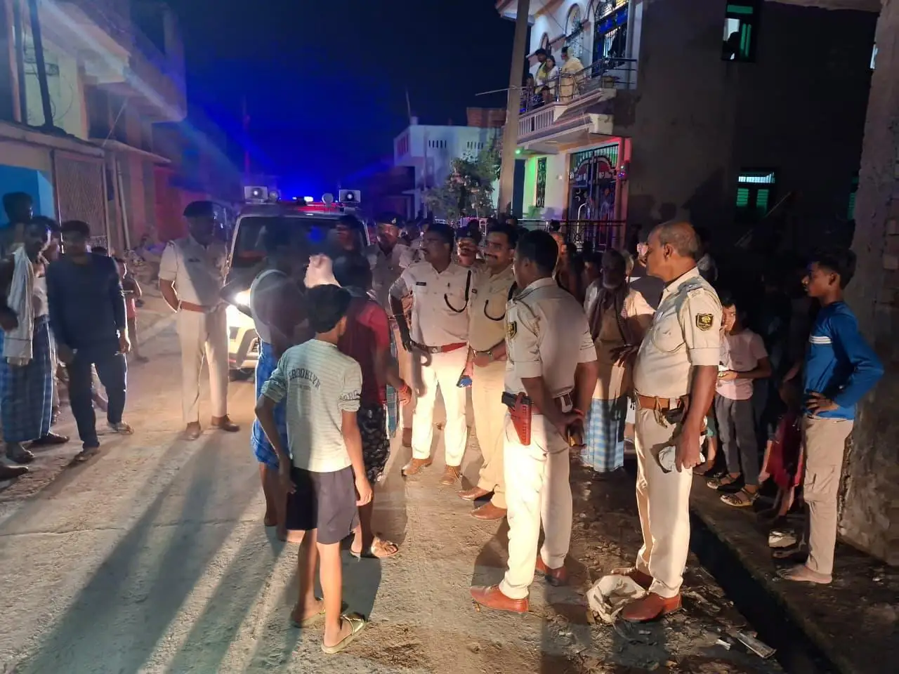 पर्व को शांतिपूर्ण माहौल में मनाने की अपील करते प्रशिक्षु डीएसपी अंकित कुमार
