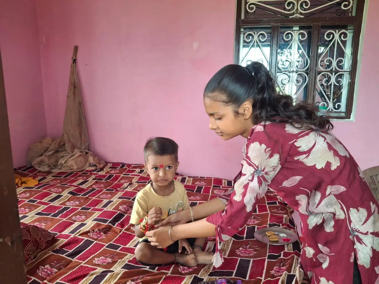 बड़ागांव में भाई-बहन के अटूट प्रेम का दिखा रंग, राखी बांध बहनों ने मांगी भाइयों की लंबी उम्र