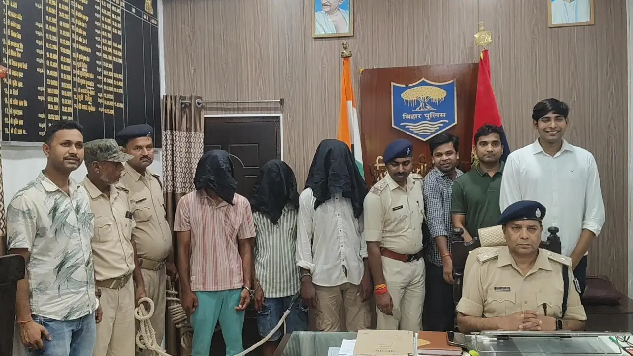 फेसबुक पर हथियार लहराकर दहशत फैलाने की कोशिश नाकाम, तीन गिरफ्तार; पिस्टल बरामद