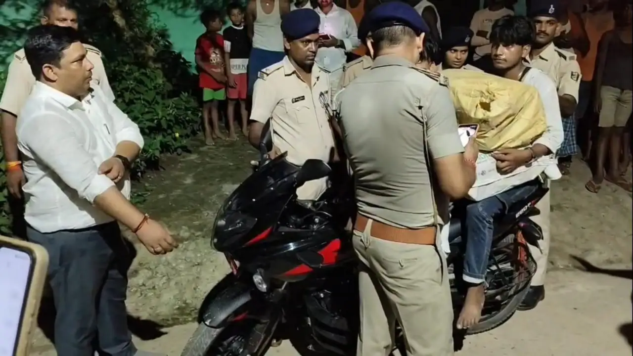 भारत-नेपाल सीमा पर बड़ी कार्रवाई: 31.25 किलो गांजा के साथ दो तस्कर गिरफ्तार, नेपाली नंबर की बाइक जब्त