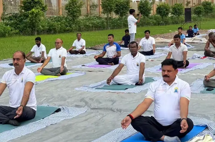 योग करते केंद्रीय मंत्री सतीश चंद्र दुबे साथ में भाजपा जिलाध्यक्ष आचिंत्य कुमार लल्ला