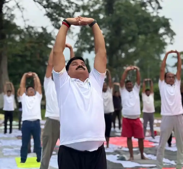 योग करते मंत्री सतीश चंद्र दुबे