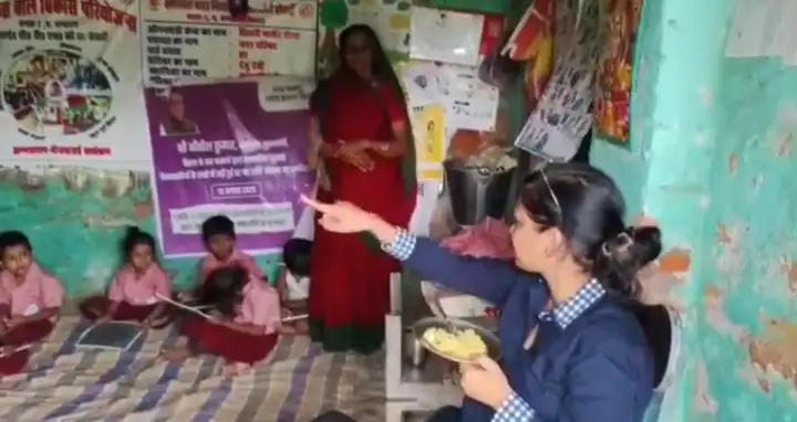 आंगनबाड़ी केंद्र में बच्चों के भोजन की गुणवत्ता जांचने खुद खाना चखी एसडीएम चांदनी कुमारी