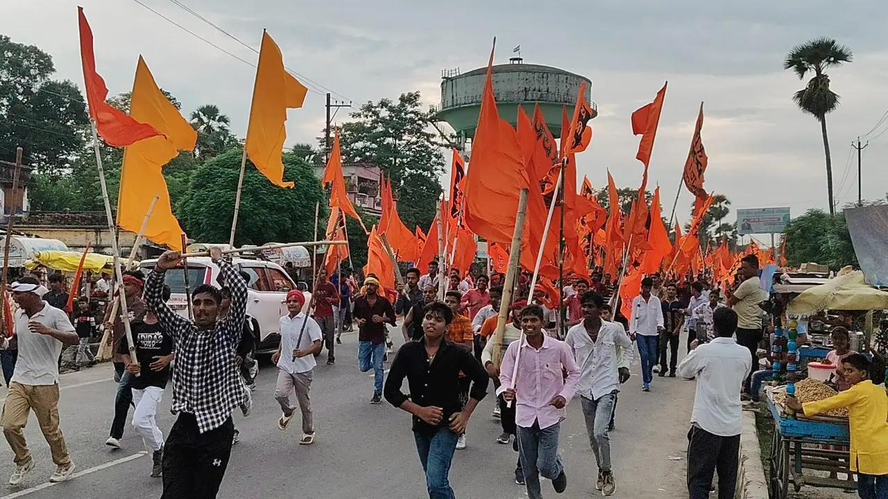 बगहा में शांतिपूर्ण माहौल में सम्पन्न हुआ नाग पंचमी एवं महावीर झंडा का अखाड़ा