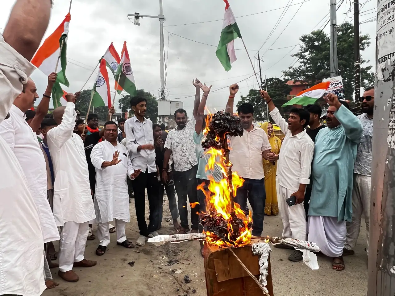 बगहा में वंदे मातरम् के अपमान के विरोध में भाजयुमो का आक्रोश मार्च