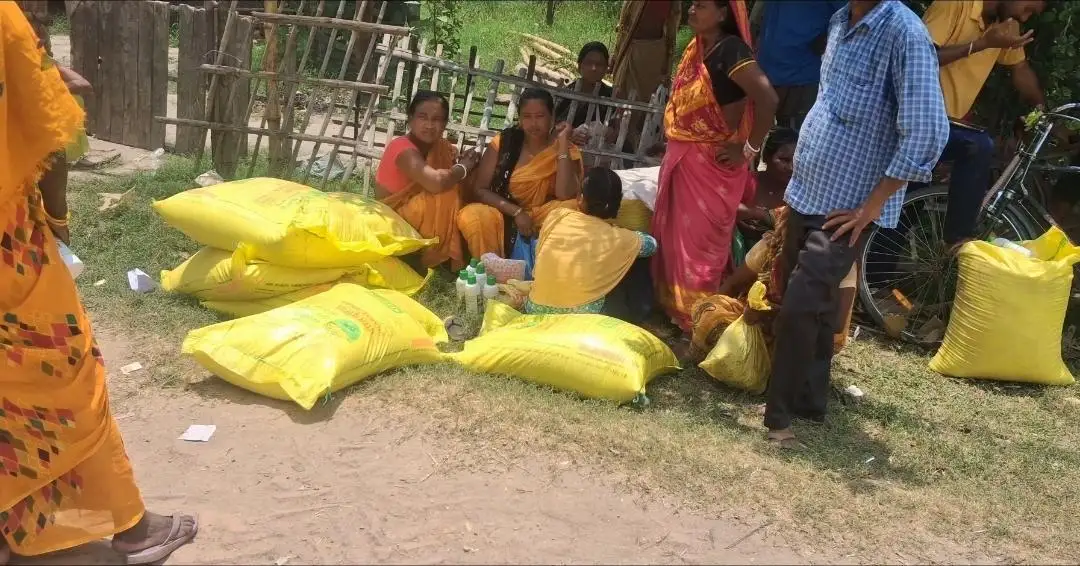 बगहा में यूरिया के लिए किसान काफी परेशान हैं। पिछले 1-2 महीने से किल्लत और लाइन लगी हुई है।