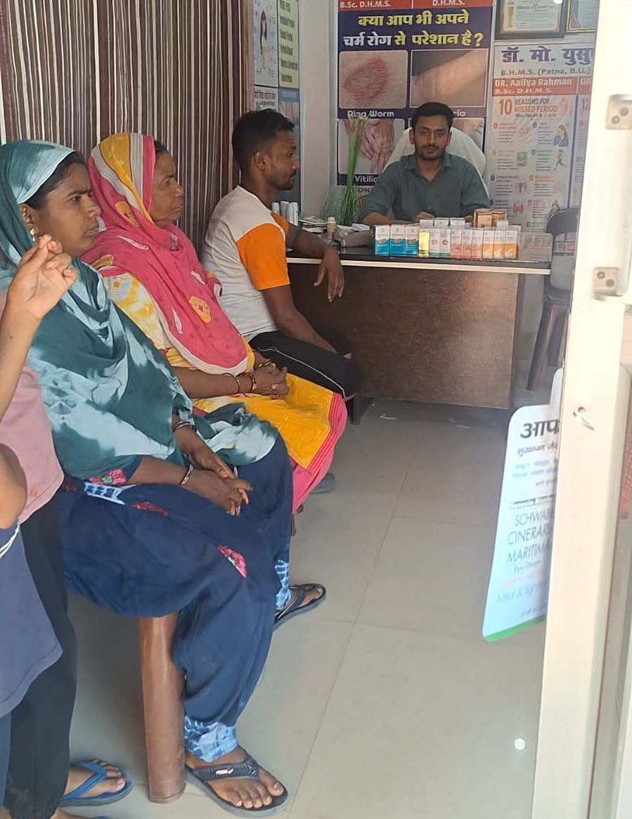 मरीज का इलाज करते चिकित्सक डॉ यूसुफ रहमान
