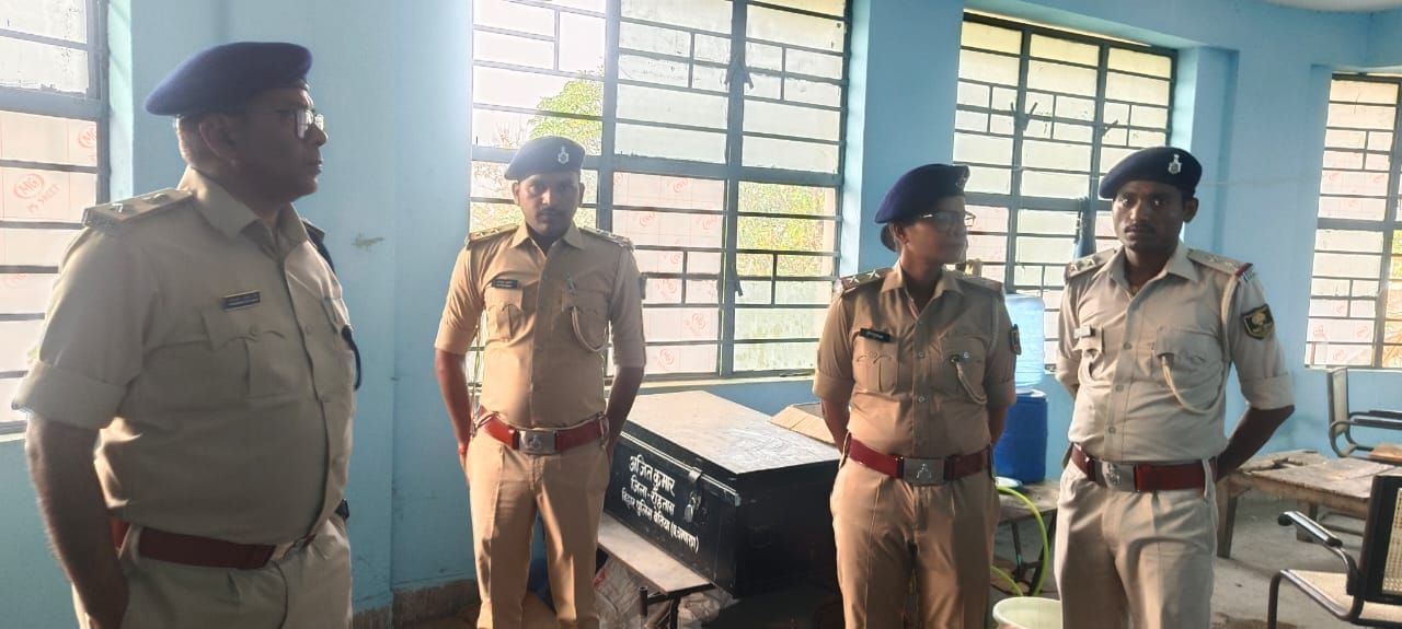 शांति और सौहार्द बिगाड़ने वालों पर पुलिस की नजर, एसपी ने किया थाना निरीक्षण