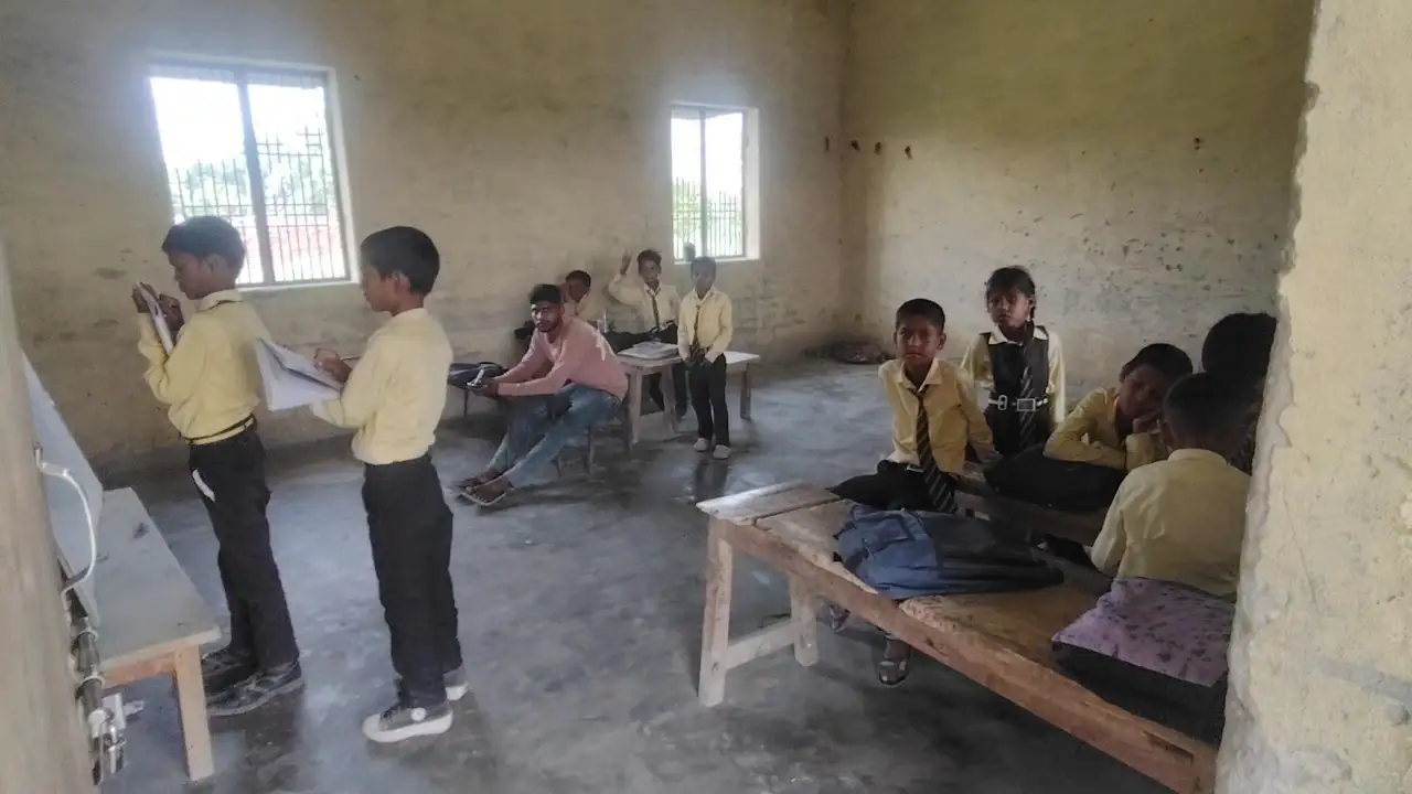 लू के खतरे के बीच खुले स्कूल का दृश्य, जांच के घेरे में प्रबंधन