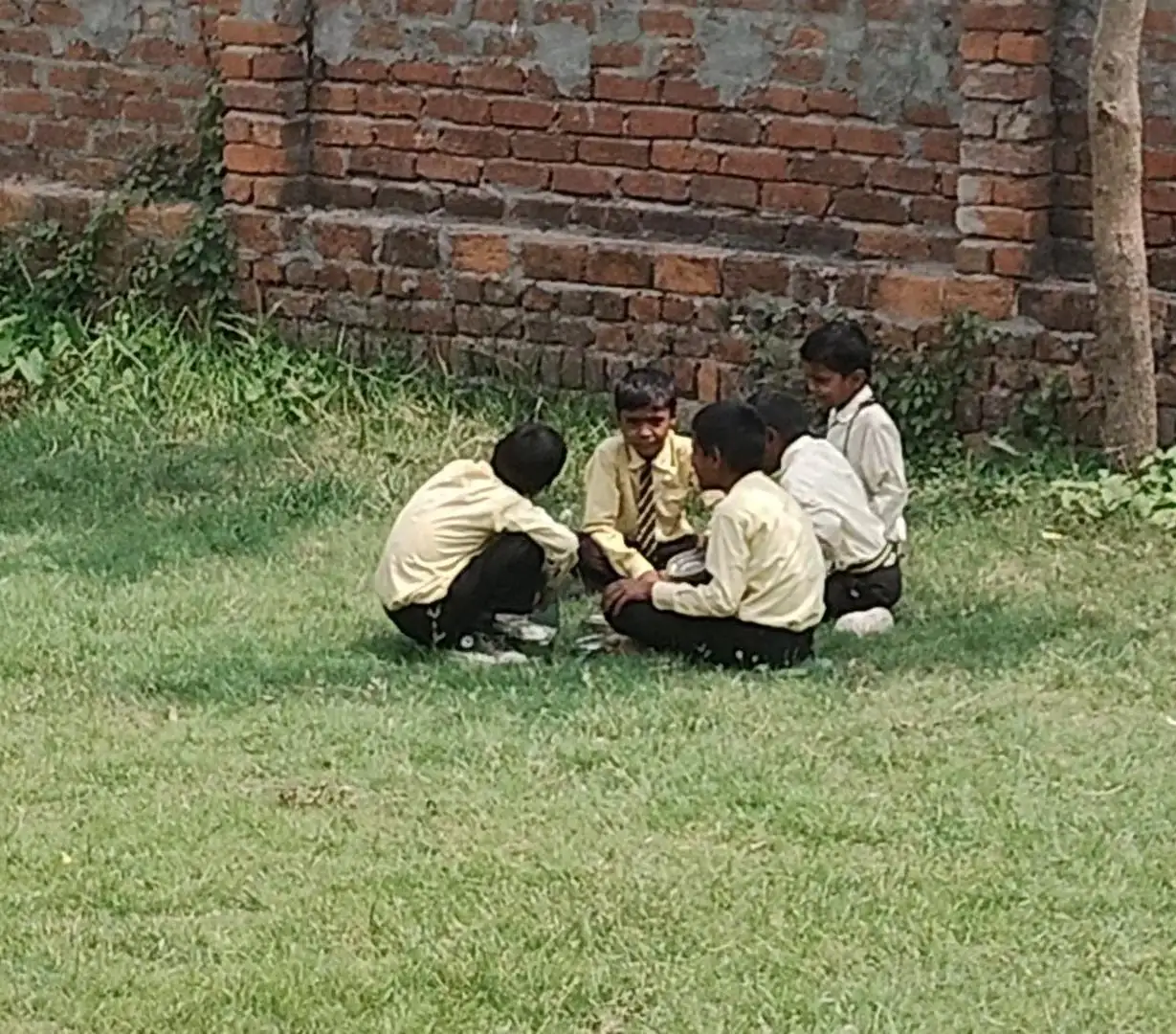 तपती धूप में लंच करते मिले बच्चे