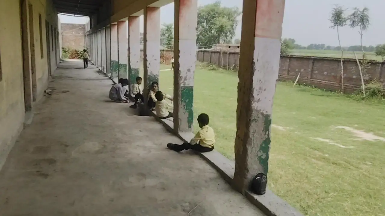 भीषण गर्मी में स्कूल परिसर में जुटे छात्र, अभिभावकों ने जताई नाराजगी