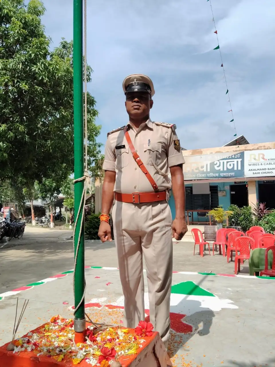 बगहा पुलिस जिले में शान से लहराया तिरंगा, गूंजा राष्ट्रगान