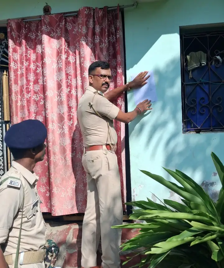 चौतरवा पुलिस ने विभिन्न स्थानों पर साटा इश्तेहार,आरोपितों को जल्द उपस्थित होने की चेतावनी