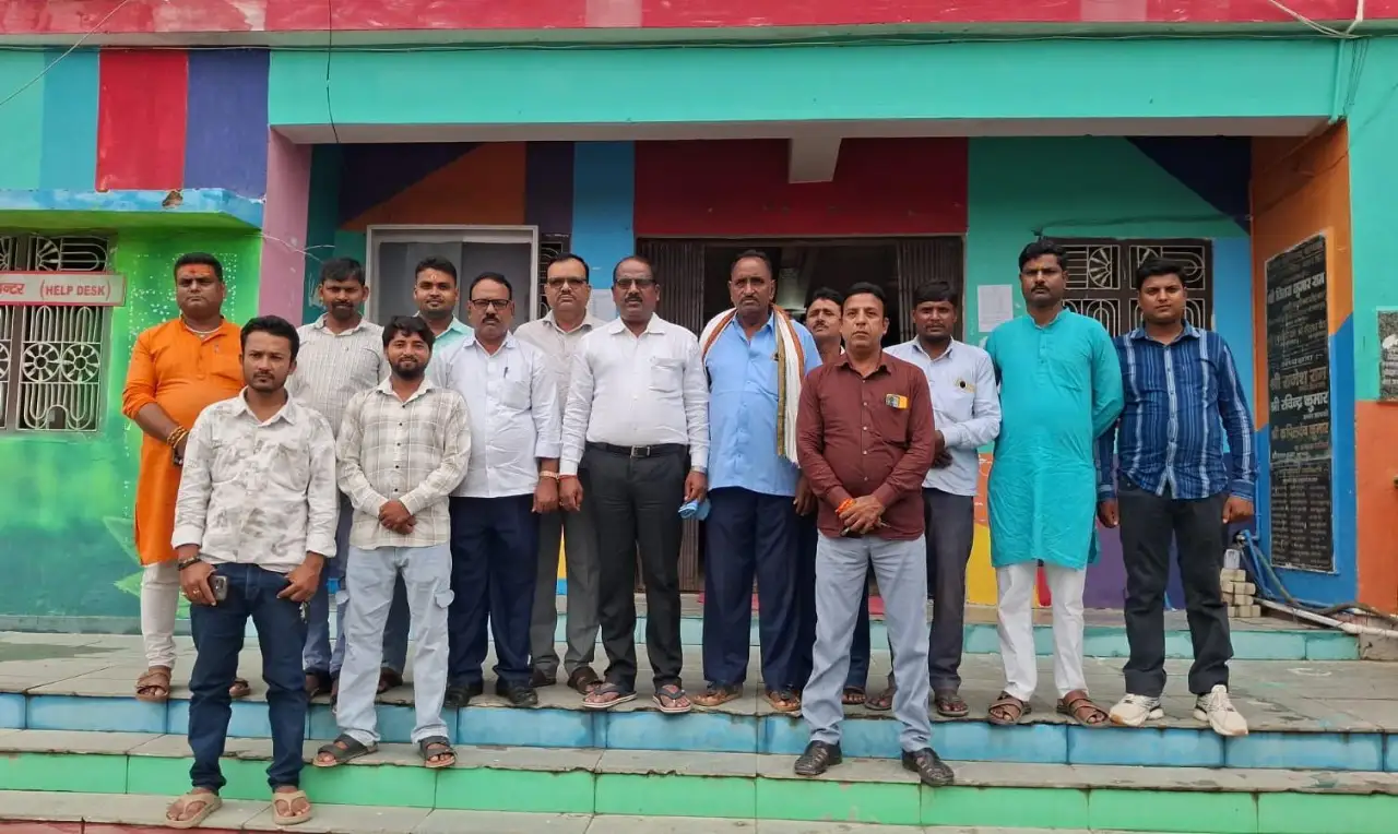 ईओ हत्याकांड के विरोध में बगहा नगर परिषद में कार्य बहिष्कार, निष्पक्ष जांच की मांग।