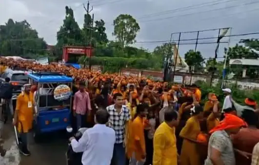 सावन महीना के पहले दिन भव्य कलश यात्रा के साथ निकली शिव परिवार की विशाल झांकी शहर हुआ भक्तिमय