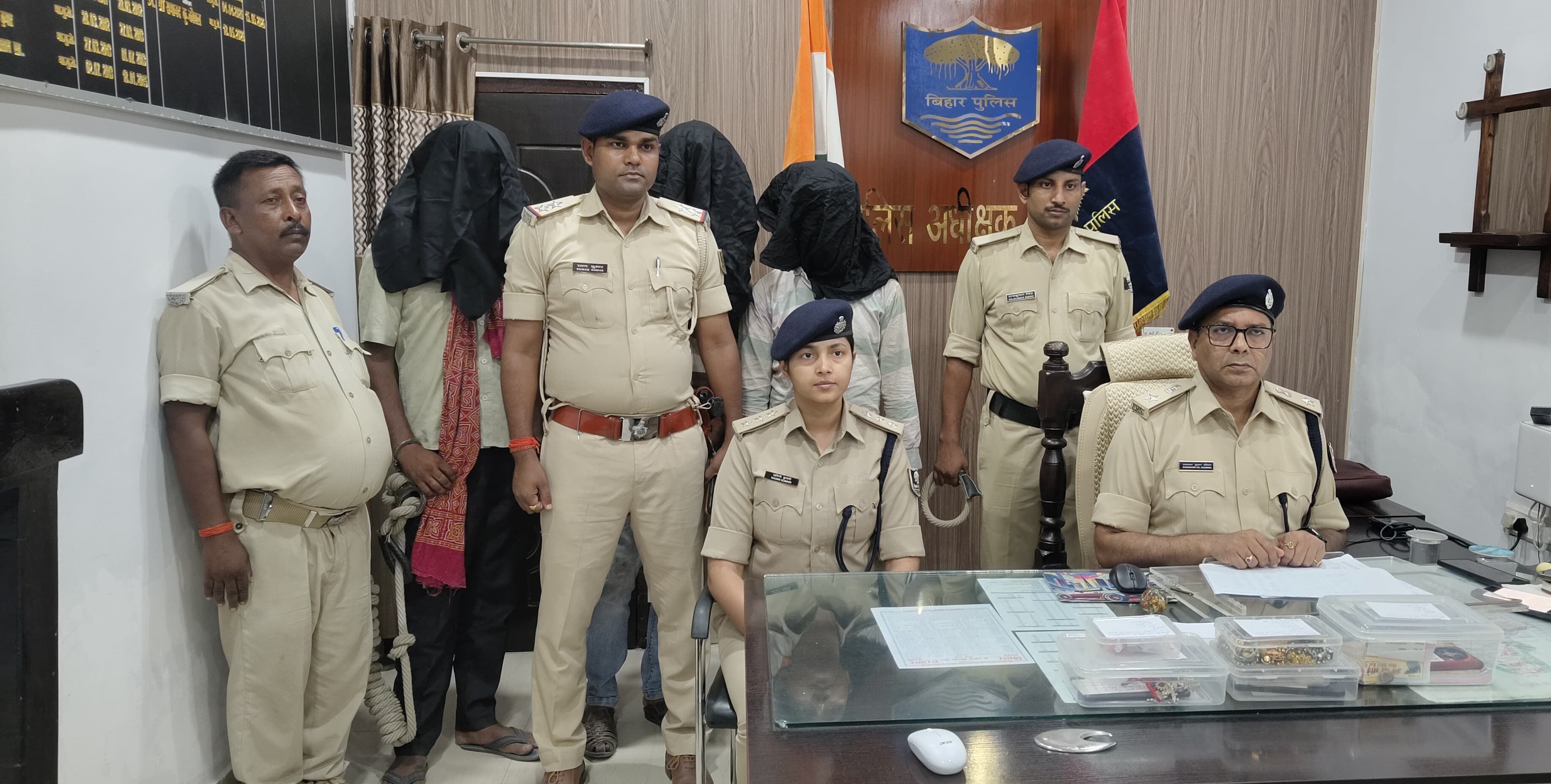 बगहा पुलिस की बड़ी सफलता: लाखों की चोरी का खुलासा, तीन आरोपी गिरफ्तार, चोरी गए गहने बरामद