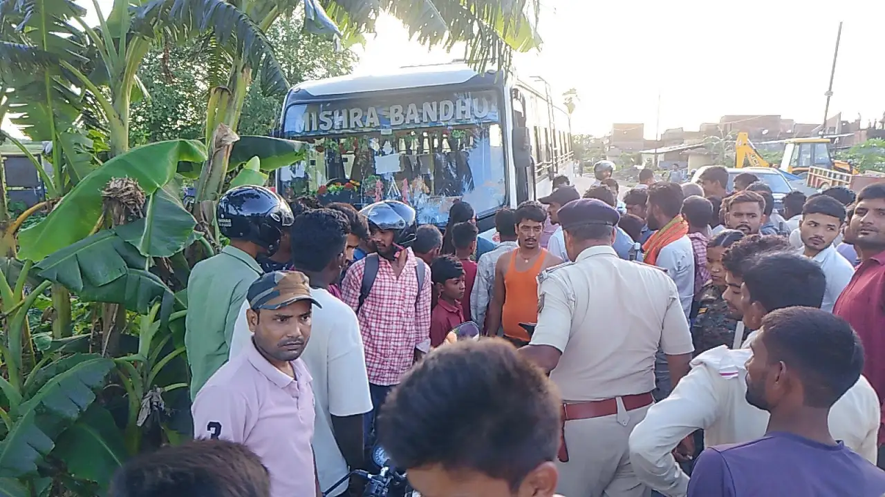 रॉन्ग साइड में आई बस ने बाइक सवार को मारी टक्कर, युवक गंभीर रूप से घायल