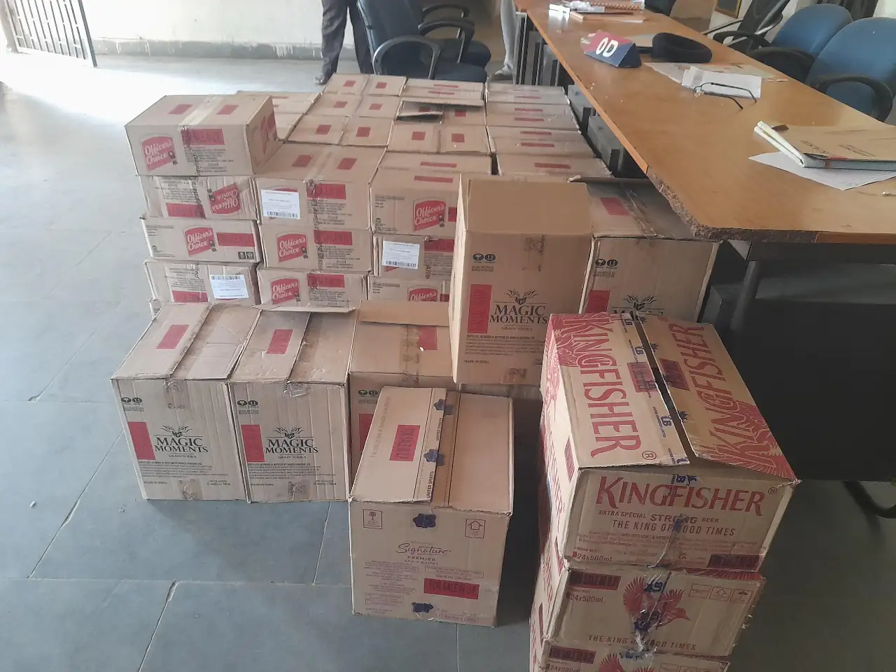 धनहा थाना की पुलिस की बड़ी करवाई में 632लीटर अंग्रेजी शराब के साथ दो तस्कर गिरफ्तार।