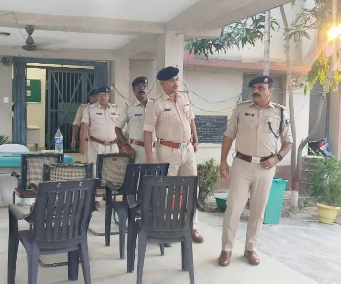 थाना व्यवस्था का बारीकी से जायजा लेते पुलिस अधीक्षक