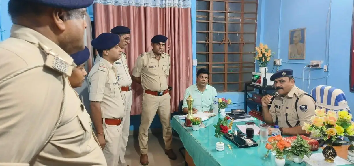 कानून-व्यवस्था मजबूत करने को अधिकारियों के साथ समीक्षा बैठक