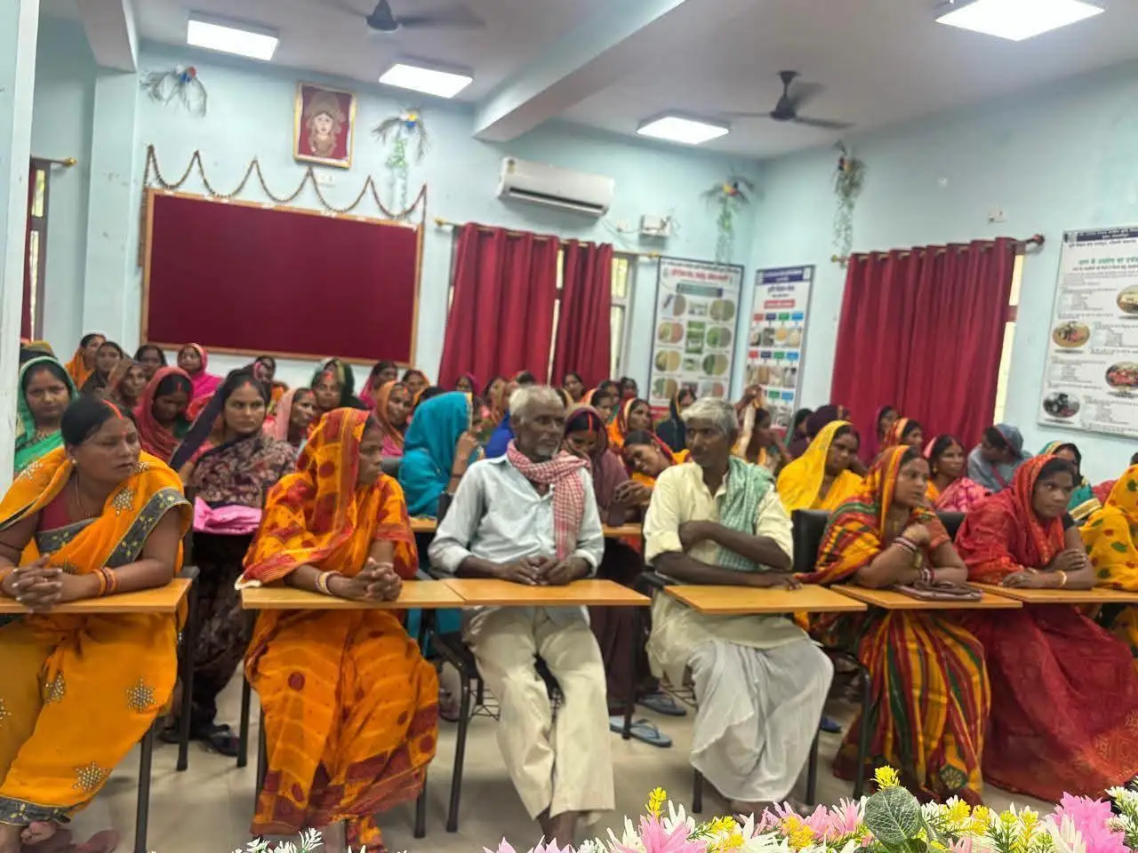 प्राकृतिक खेती और किचन गार्डन को लेकर जागरूकता कार्यक्रम में भाग लेते किसान और जीविका दीदियाँ