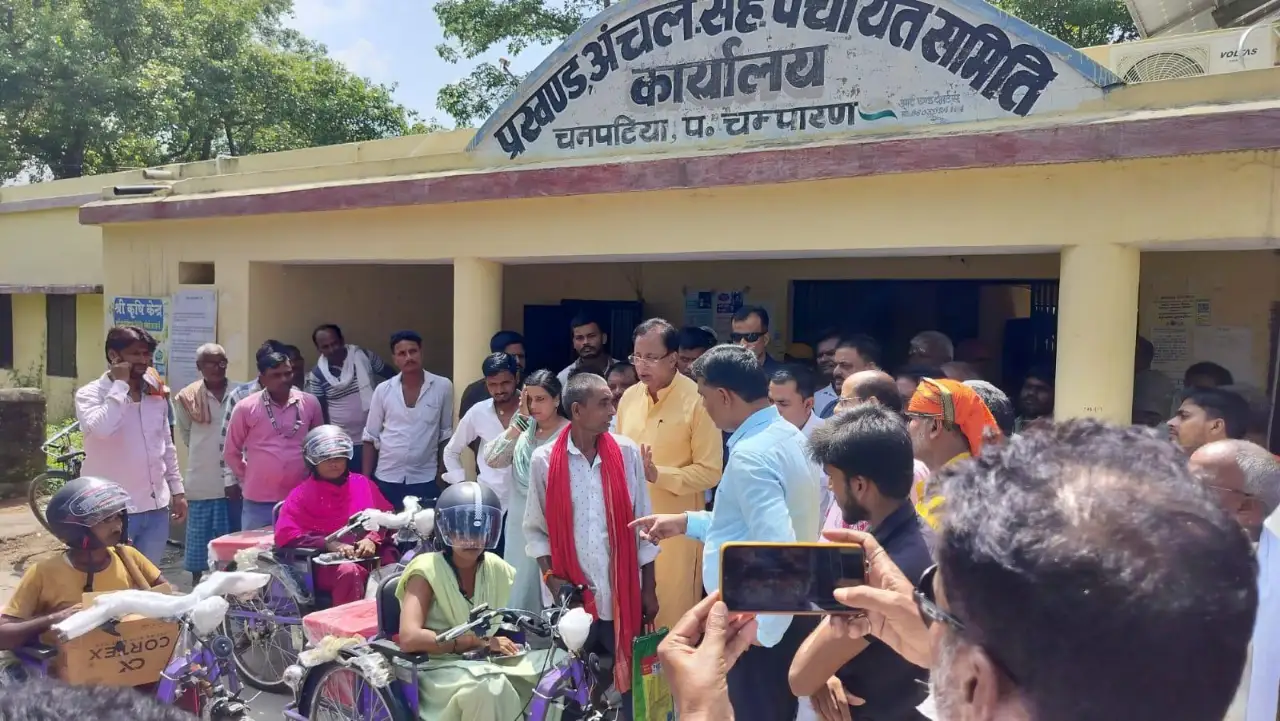 चनपटिया में 10 दिव्यांग लाभुकों को मिली बैटरी चालित ट्राइसाइकिल, सांसद ने हरी झंडी दिखाकर किया रवाना