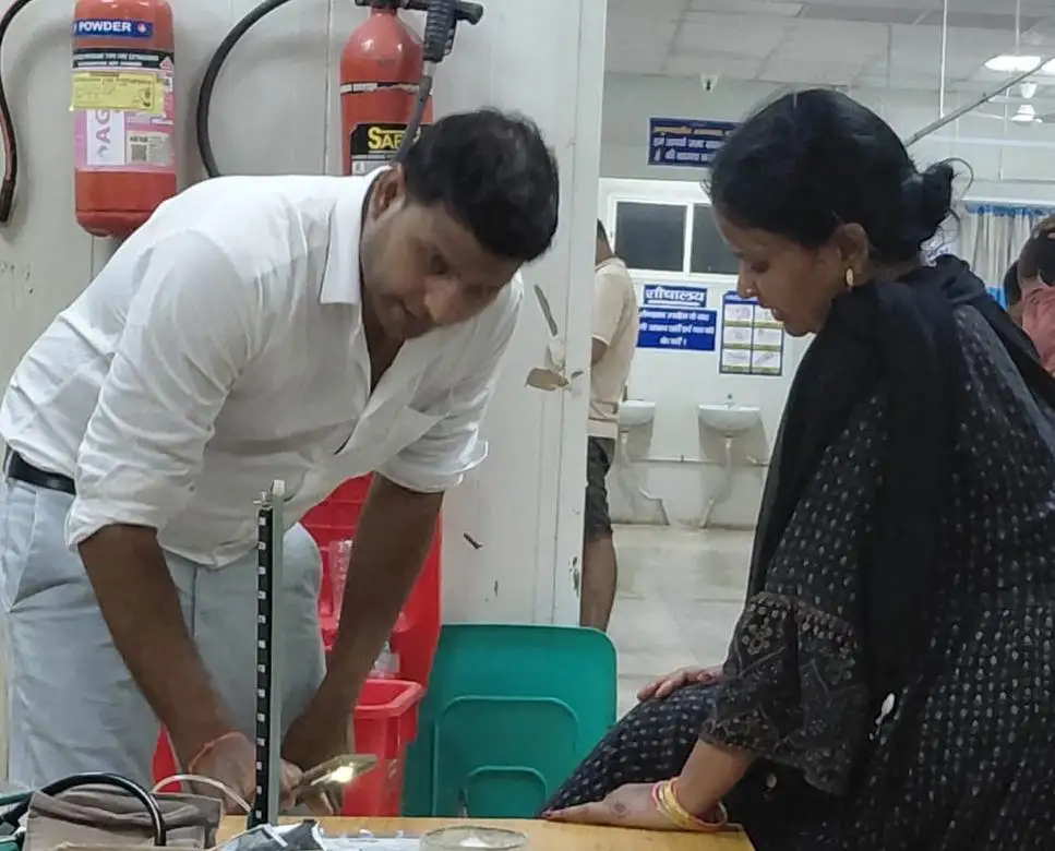 रसोई में खाना बना रही महिला को सांप ने डंसा, समय पर अस्पताल पहुंचने से बची जान; डॉक्टर बोले- झाड़-फूंक नहीं, तुरंत कराएं इलाज