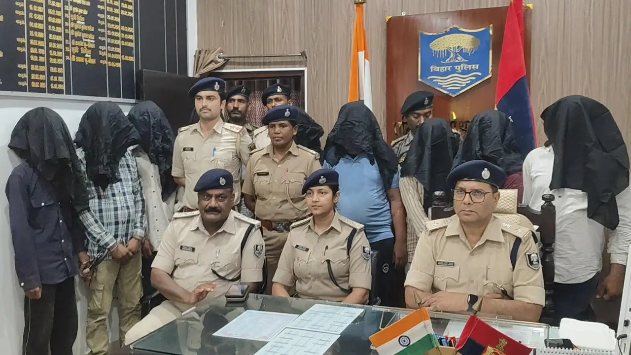 डकैती की तैयारी में जुटे अपराधियों पर पुलिस का शिकंजा, प्रेस कॉन्फ्रेंस में खुलासा करते एसपी रामानंद कौशल