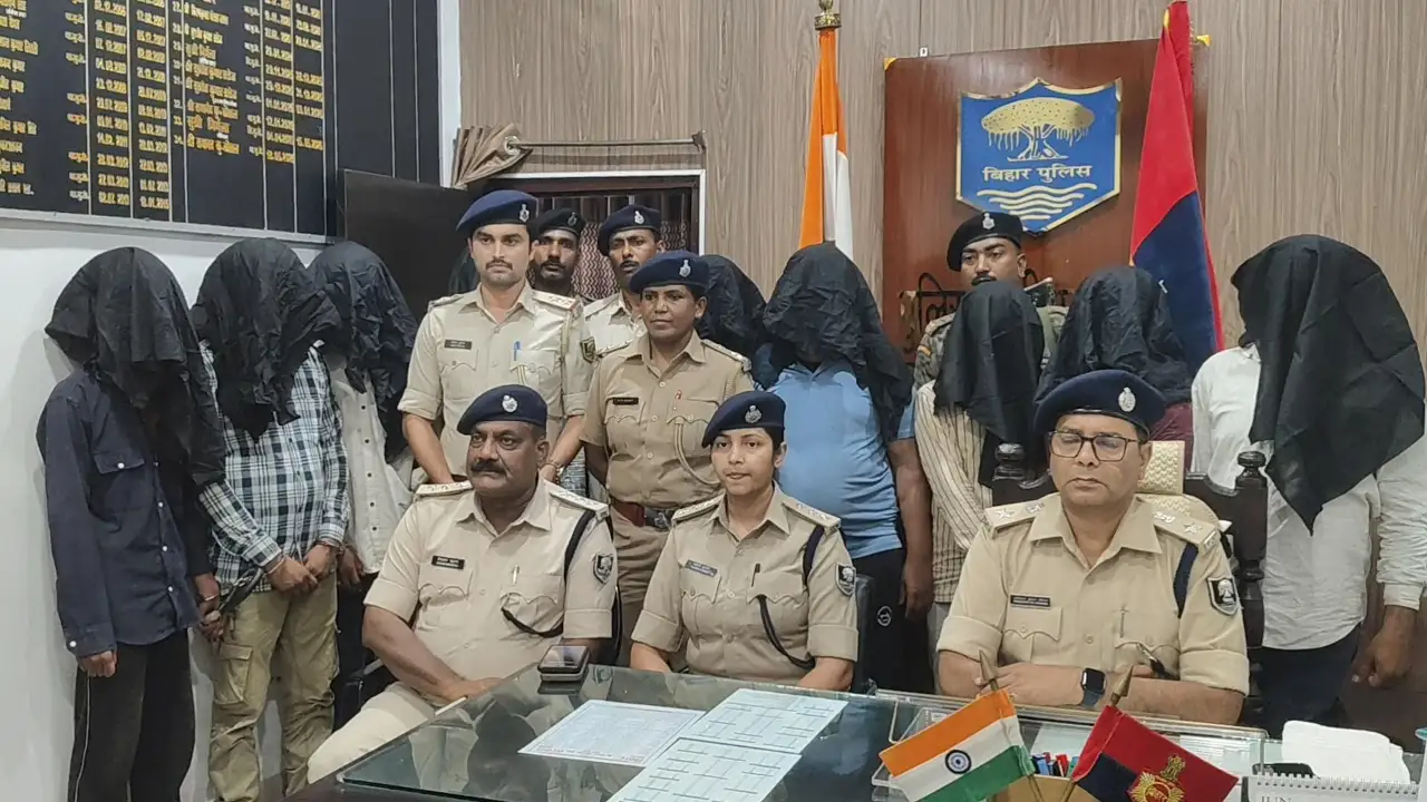 "बड़ी वारदात से पहले पुलिस का वार: तनवीर गैंग के नौ अपराधी गिरफ्तार, हथियार और लूट का सामान बरामद