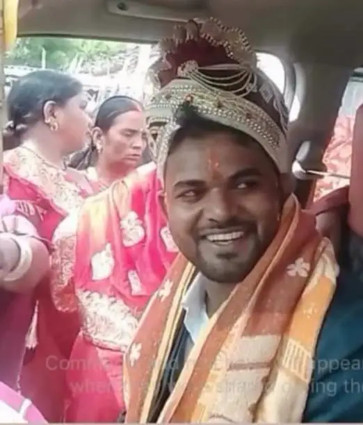 शादी के लिए घर से निकलते समय हंसता हुआ  दूल्हा